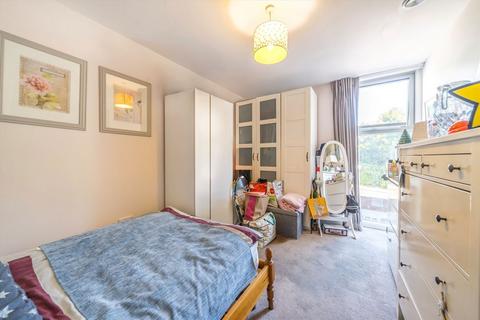 2 bedroom flat for sale, Colonial Drive, London W4