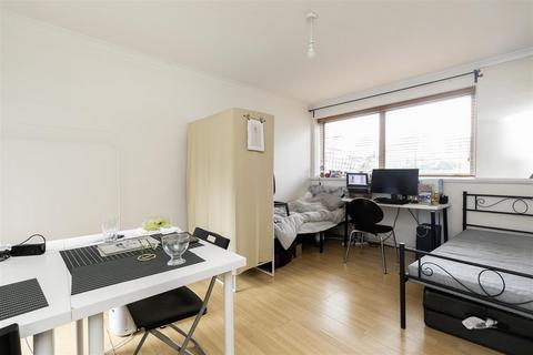 3 bedroom flat to rent, Parkgate Road, London SW11
