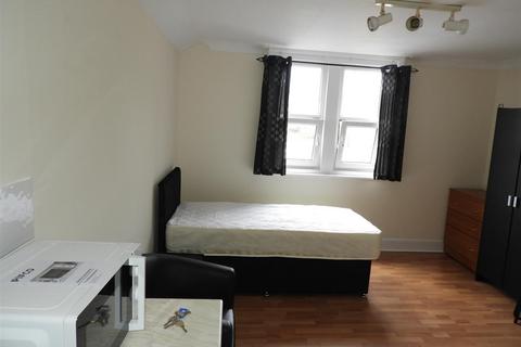 Studio to rent, Devizes Road, Swindon SN1