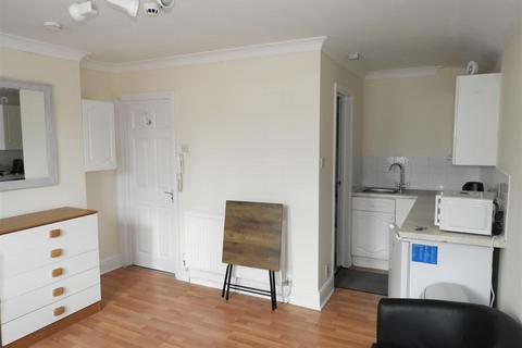 Studio to rent, Devizes Road, Swindon SN1