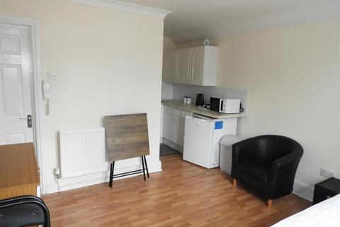 Studio to rent, Devizes Road, Swindon SN1