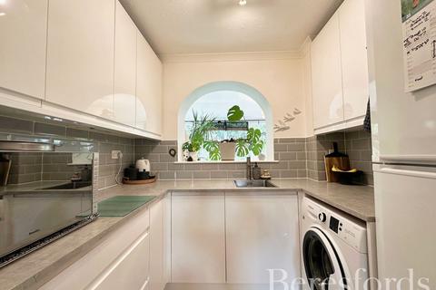 13 Henderson Close, Hornchurch, RM11 1FG