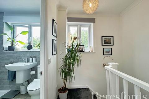 13 Henderson Close, Hornchurch, RM11 1FG