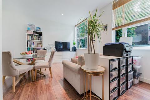 1 bedroom flat for sale, Bromyard House, W3