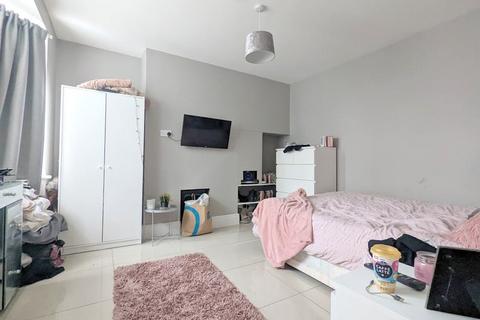 10 Gould Road, Feltham, TW14 8AB