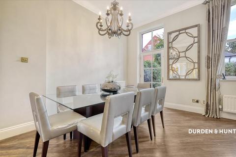 2 bedroom end of terrace house for sale, Chapel Mews, Woodford Green, IG8