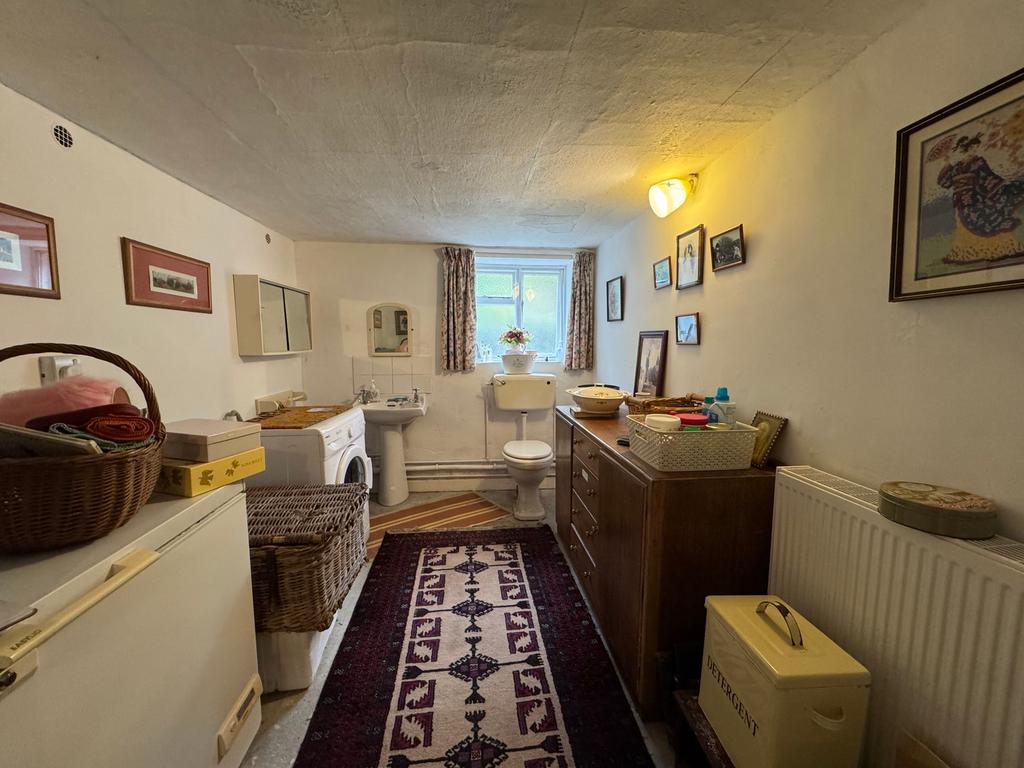 Downstairs Loo / Utility Room