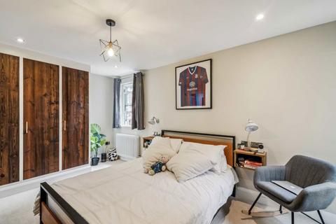2 bedroom flat to rent, The Pavement, London SE27