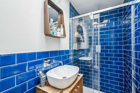 2 bedroom flat to rent, The Pavement, London SE27
