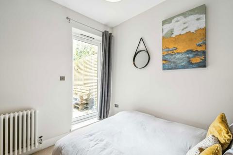 2 bedroom flat to rent, The Pavement, London SE27