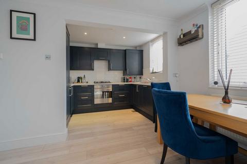 2 bedroom flat to rent, Cheryls Close, London SW6