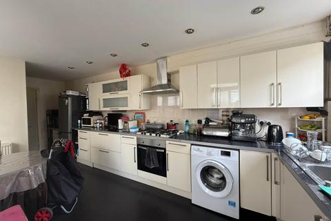 3 bedroom terraced house to rent, Leslie Road, Leytonstone, E11