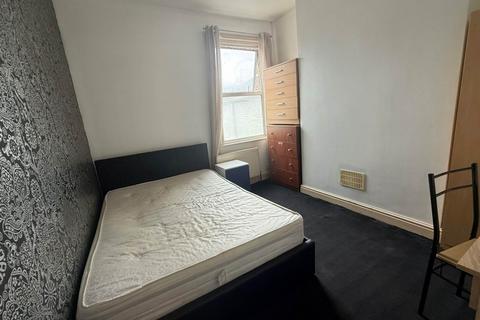 3 bedroom terraced house to rent, Leslie Road, Leytonstone, E11