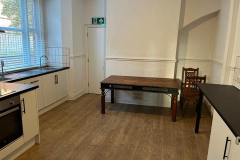 6 bedroom semi-detached house to rent, Chester Square, Greater Manchester, Ashton-under-Lyne, OL6