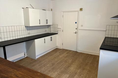 6 bedroom semi-detached house to rent, Chester Square, Greater Manchester, Ashton-under-Lyne, OL6