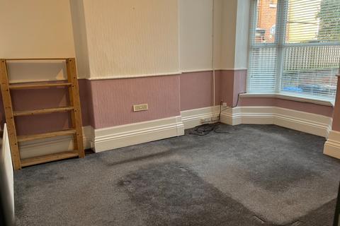6 bedroom semi-detached house to rent, Chester Square, Greater Manchester, Ashton-under-Lyne, OL6