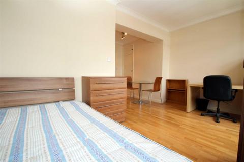 Studio to rent, Warren Court, Euston Road, London, NW1