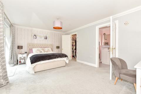 10 Cliff Road, Hythe, CT21 5XE