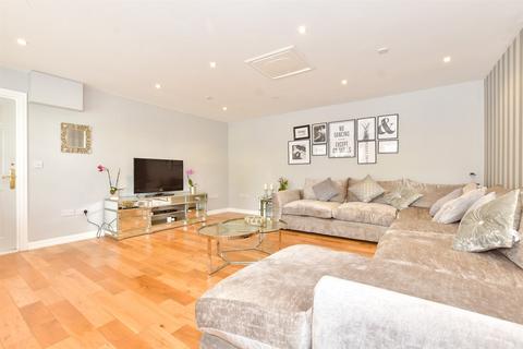 10 Cliff Road, Hythe, CT21 5XE
