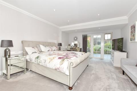 10 Cliff Road, Hythe, CT21 5XE