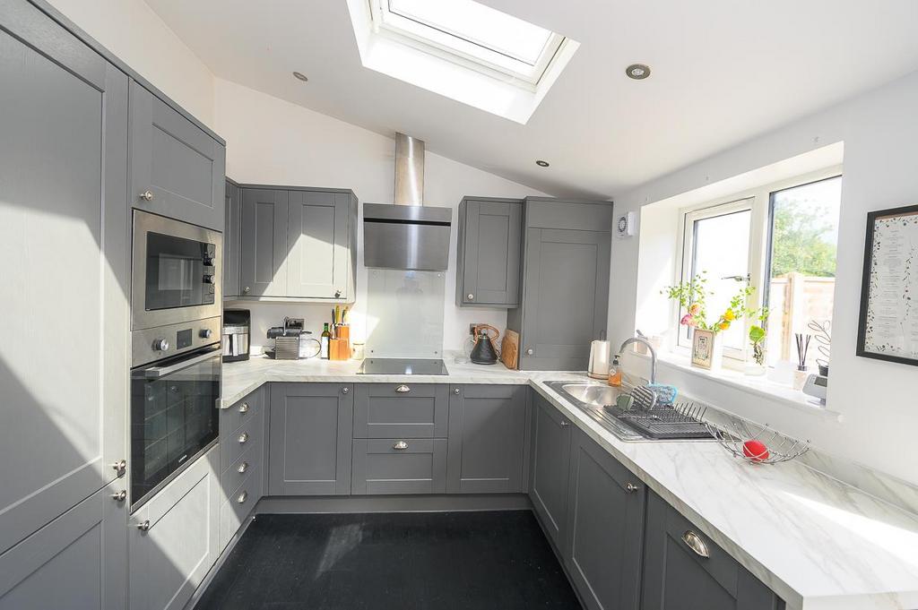 Kitchen pic 2.jpg