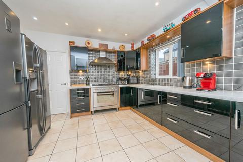 4 bedroom detached house for sale, Hawthorne Way, Shelley, HD8