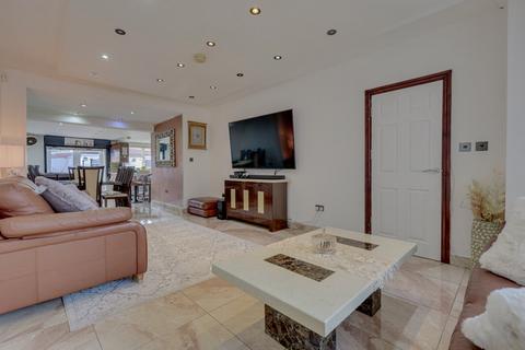 4 bedroom semi-detached house for sale, Bradford Road, Stanningley, Pudsey, West Yorkshire, LS28
