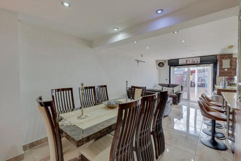4 bedroom semi-detached house for sale, Bradford Road, Stanningley, Pudsey, West Yorkshire, LS28