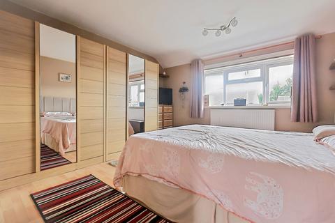 8 Carters Close, Carterton, OX18 3LB