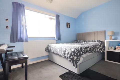 8 Carters Close, Carterton, OX18 3LB
