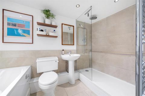 Flat A, 7 Cotswold Street, London, SE27 0DW