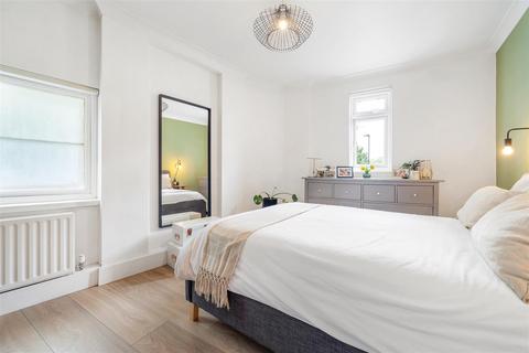 Flat A, 7 Cotswold Street, London, SE27 0DW