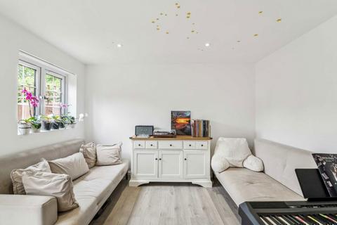 3 bedroom house to rent, Howland Way, London SE16