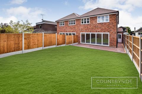 4 bedroom semi-detached house for sale, Wavertree Road, Benfleet