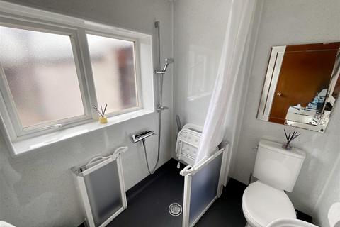 3 bedroom end of terrace house for sale, Lakefield Road, Llanelli