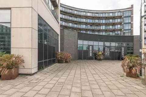 1 bedroom flat for sale - Photo 2