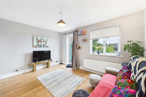 96 Fallowfield, Yateley, GU46 6LW