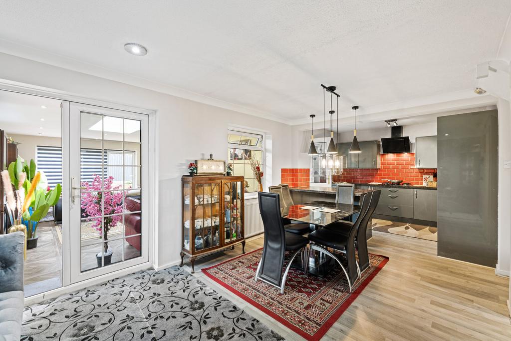 Dining/kitchen