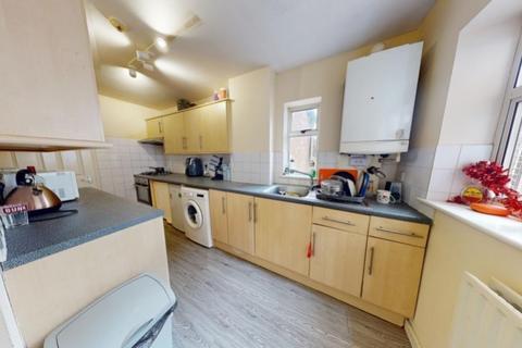 4 bedroom flat to rent, Flat 2, 55 Alfreton Road