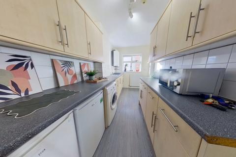 4 bedroom flat to rent, Flat 2, 55 Alfreton Road