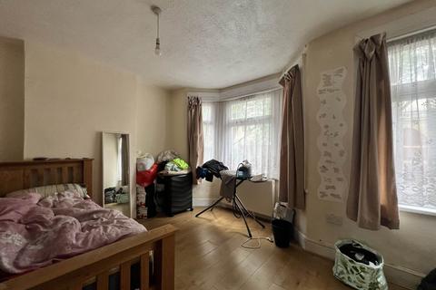 3 bedroom terraced house to rent, Nelson Street, London, E6