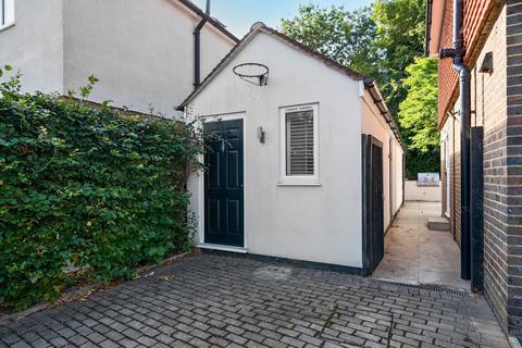 Studio to rent, Summerhayes Close, Horsell, GU21