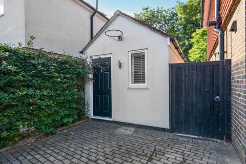 Studio to rent, Summerhayes Close, Horsell, GU21