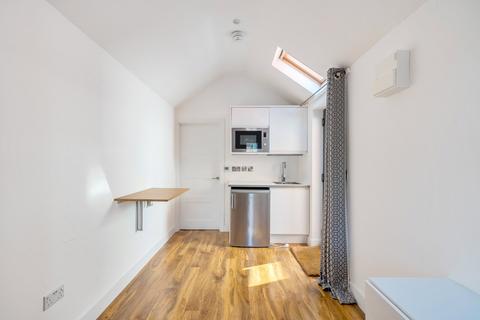 Studio to rent, Summerhayes Close, Horsell, GU21