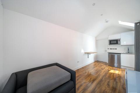 Studio to rent, Summerhayes Close, Horsell, GU21