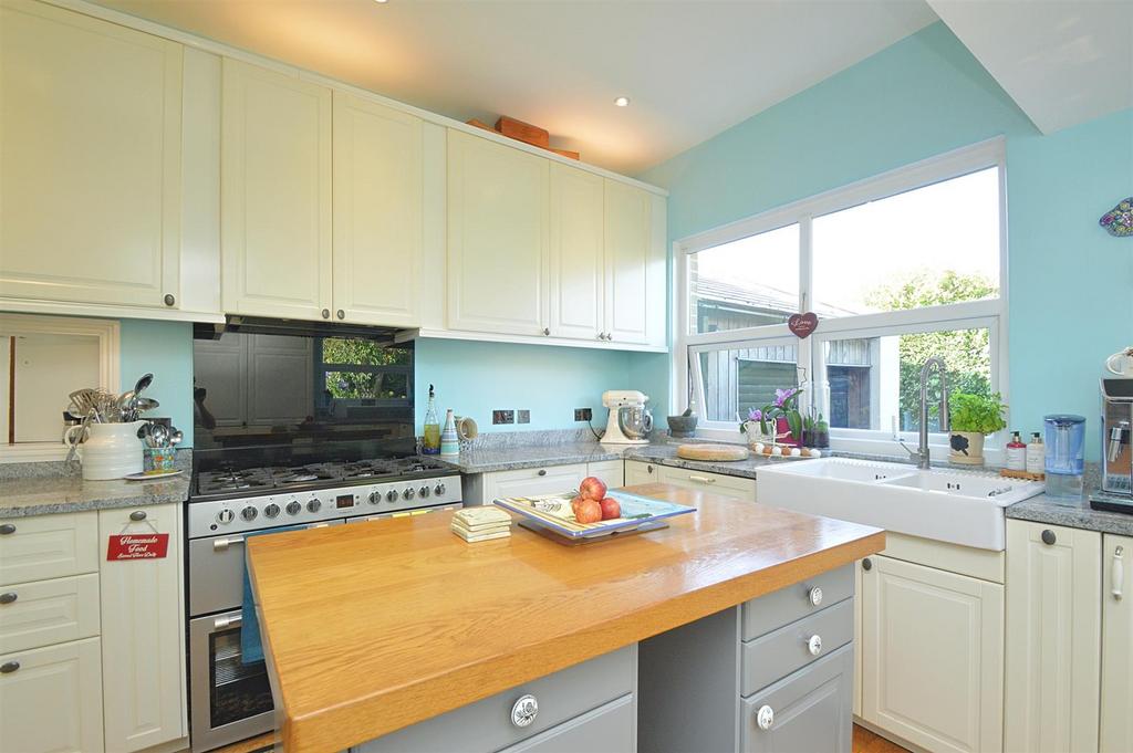 Resized Kitchen1.jpg