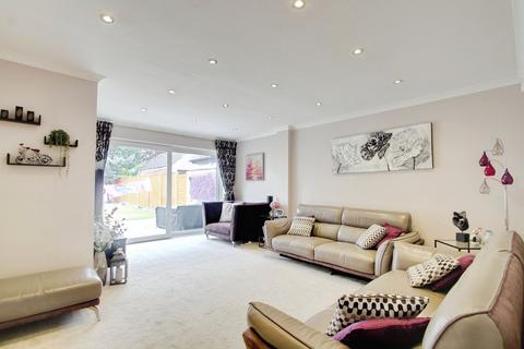 4 bedroom detached house to rent, London Road, Langley SL3