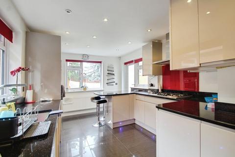 4 bedroom detached house to rent, London Road, Langley SL3