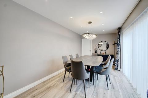 4 bedroom detached house to rent, London Road, Langley SL3