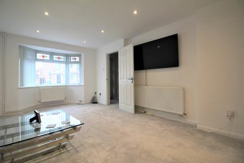 3 bedroom semi-detached house to rent, Maple Drive, Taverham NR8